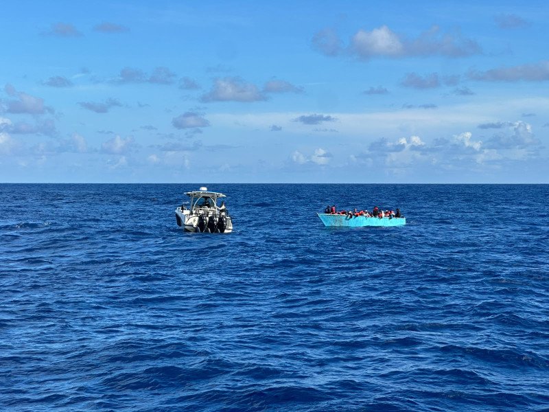 Interceptan embarcación clandestina con 59 personas a bordo en Samaná