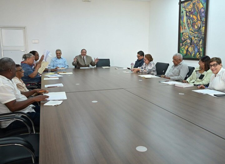 Ministerio de Trabajo anuncia aumento salarial para operadores de máquinas pesadas del área agrícola