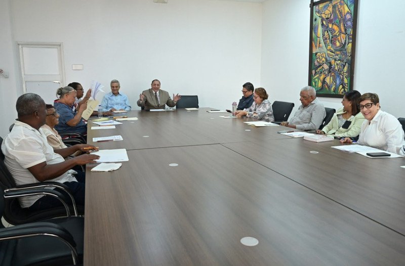 Ministerio de Trabajo anuncia aumento salarial para operadores de máquinas pesadas del área agrícola