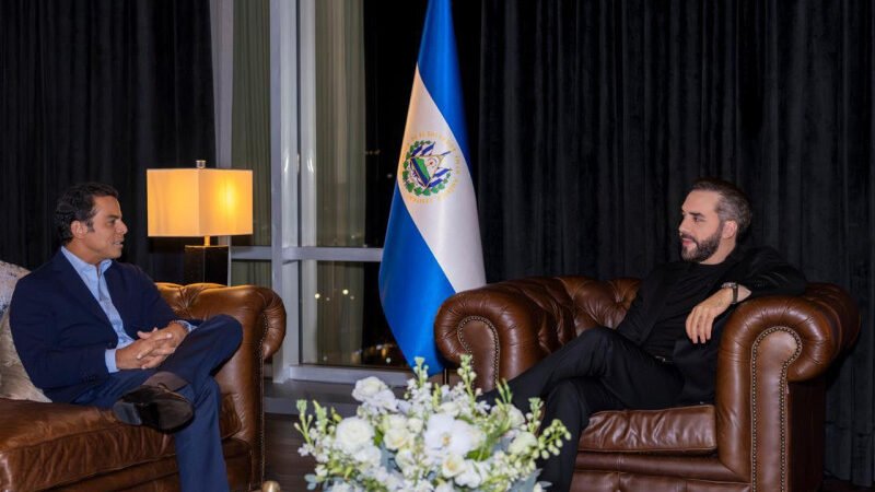 Saymon Díaz visita a Bukele para conversar sobre el nuevo Estadio Nacional de El Salvador