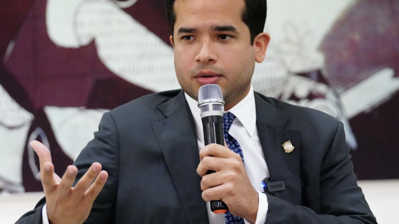 Omar Fernández solicita mayor fiscalización y equilibrio en el Congreso