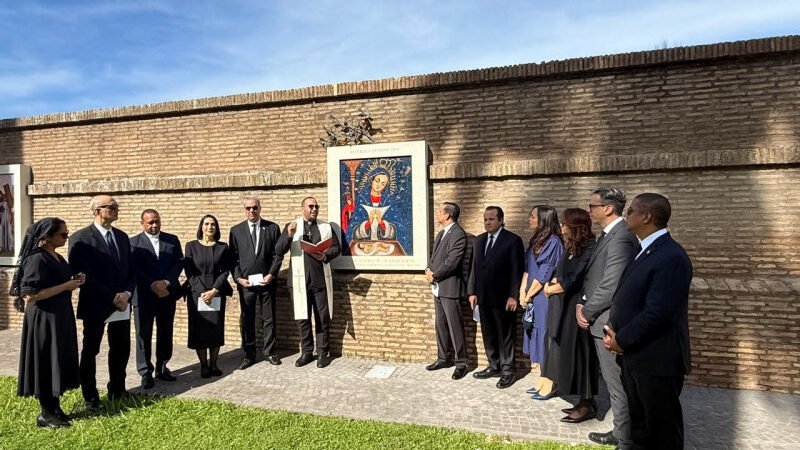 Abinader dirige un Padre Nuestro desde los jardines del Vaticano por la salud del papa León XIV