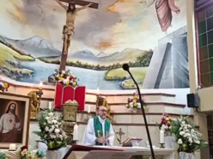Un sacerdote muere en Ecuador después de caerle encima una cruz en plena misa