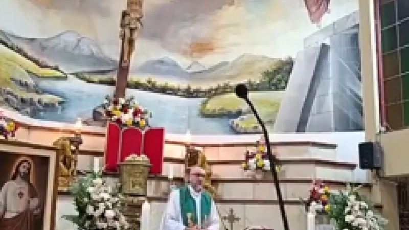 Un sacerdote muere en Ecuador después de caerle encima una cruz en plena misa