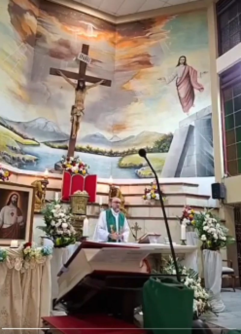 Un sacerdote muere en Ecuador después de caerle encima una cruz en plena misa
