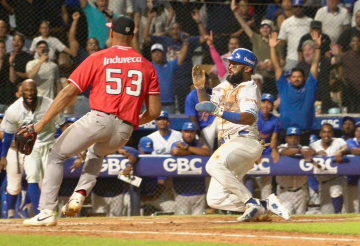 Jesús Madé pega hit crucial en el triunfo Licey