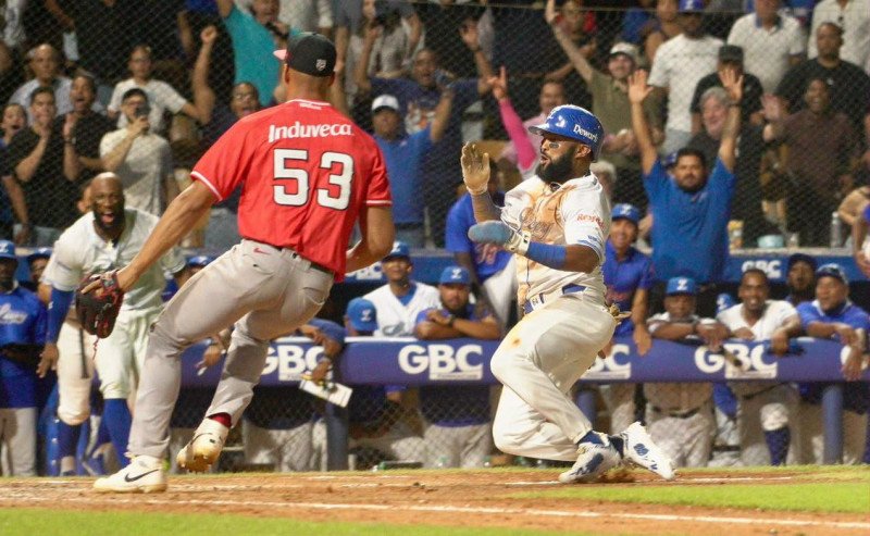 Jesús Madé pega hit crucial en el triunfo Licey