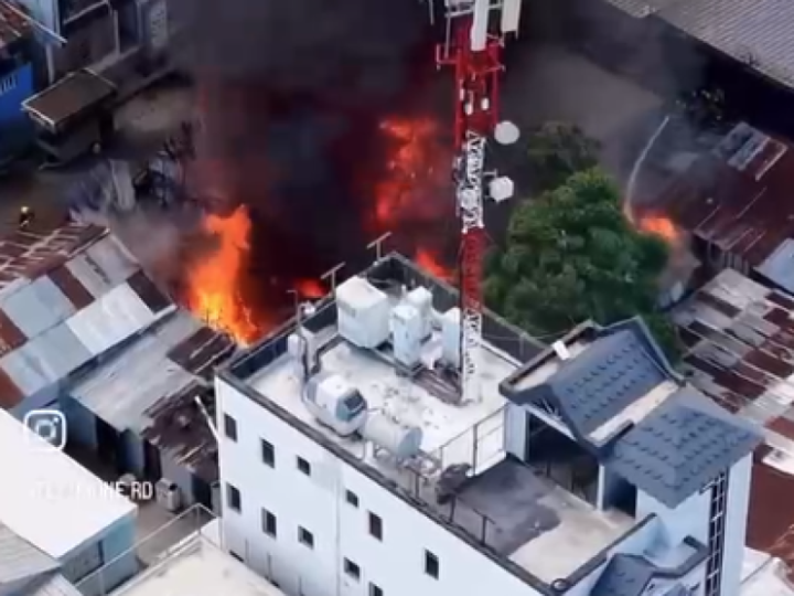 Incendio afecta varias viviendas en Santiago