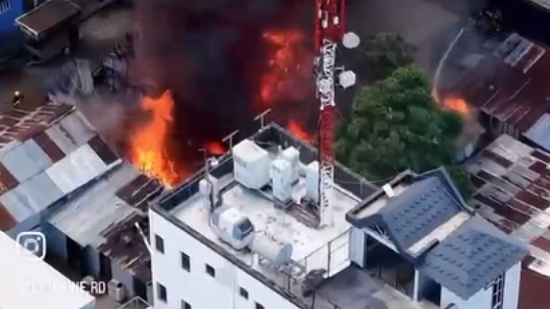 Incendio afecta varias viviendas en Santiago