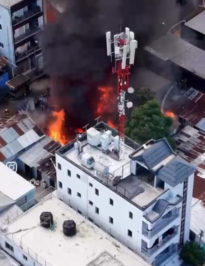 Incendio afecta varias viviendas en Santiago