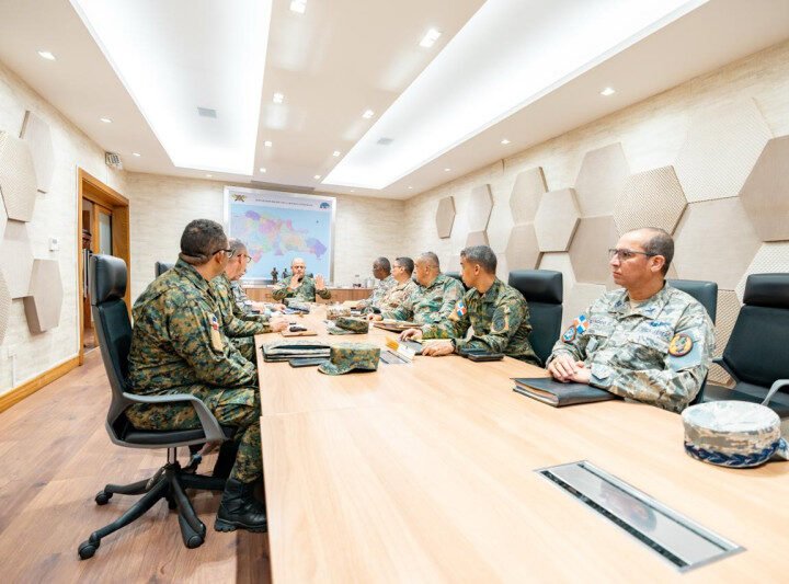 El ministro de Defensa encabeza reunión para evaluar estrategia junto a los altos mandos militares y directores de inteligencia del país