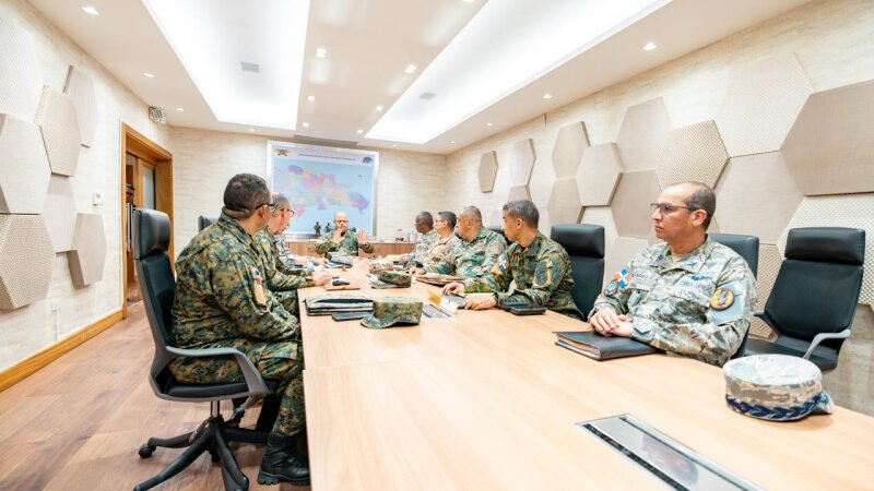 El ministro de Defensa encabeza reunión para evaluar estrategia junto a los altos mandos militares y directores de inteligencia del país