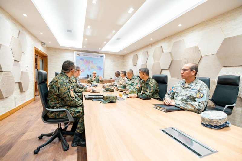 El ministro de Defensa encabeza reunión para evaluar estrategia junto a los altos mandos militares y directores de inteligencia del país
