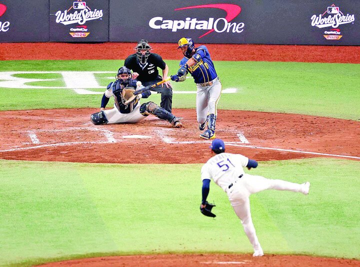 Cerveceros derrotaron a los Rays de Tampa Bay 10-1 para quedar a una victoria de la Serie Mundial.