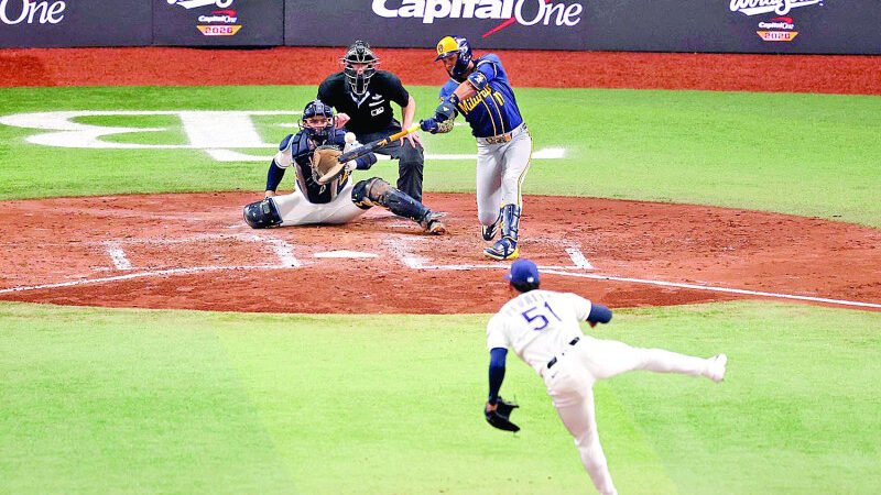 Cerveceros derrotaron a los Rays de Tampa Bay 10-1 para quedar a una victoria de la Serie Mundial.