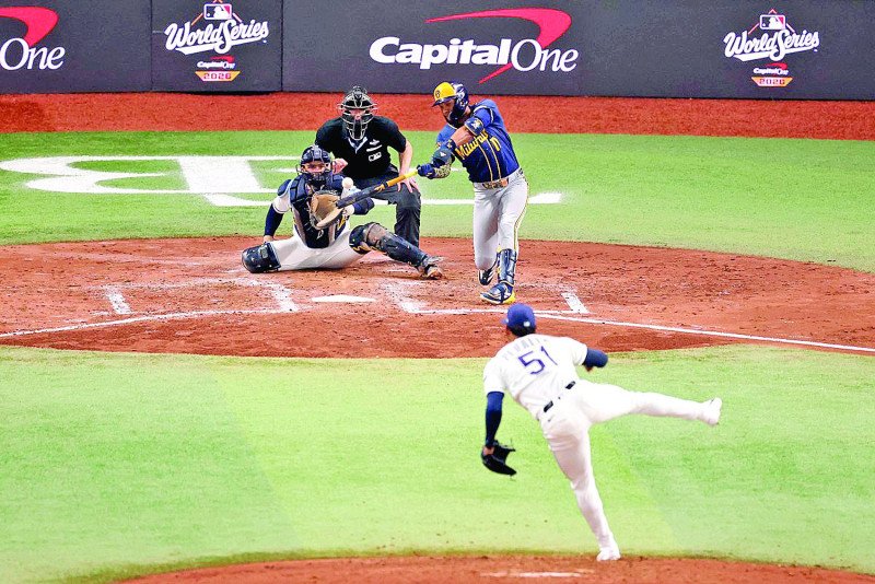 Cerveceros derrotaron a los Rays de Tampa Bay 10-1 para quedar a una victoria de la Serie Mundial.