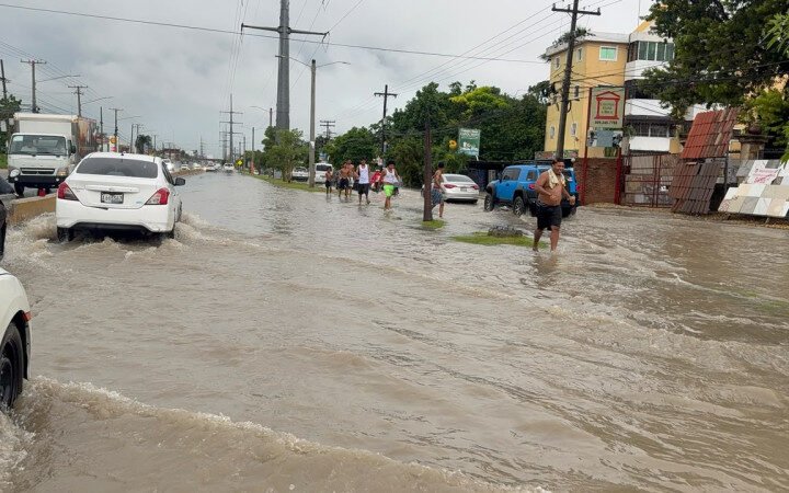 Fuertes lluvias continuaran durante la noche