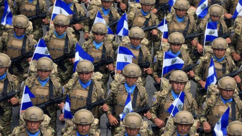 Militares salvadoreños patrullan por primera vez las calles de Puerto Príncipe