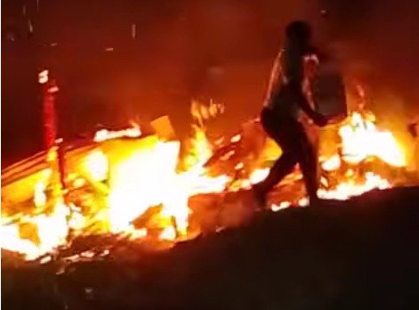 Incendio reduce a cenizas tres viviendas y afecta otras cuatro en Café de Herrera