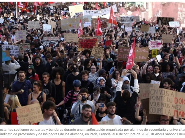 Miles de jóvenes vuelven a ocupar las calles para protestar contra la precariedad en las aulas. Lejos de finalizar las tensiones, los sindicatos han vuelto a amenazar al gobierno con continuar los paros si el gobierno no ofrecía más recursos a las escuelas