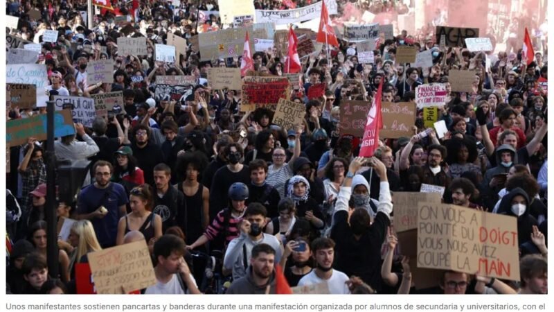 Miles de jóvenes vuelven a ocupar las calles para protestar contra la precariedad en las aulas. Lejos de finalizar las tensiones, los sindicatos han vuelto a amenazar al gobierno con continuar los paros si el gobierno no ofrecía más recursos a las escuelas