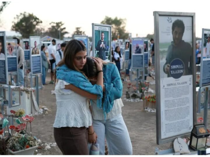 Los israelíes rinden homenaje a las víctimas del ataque hace tres años perpetrado por el movimiento islamista palestino Hamás, justo antes de unas elecciones marcadas por el recuerdo de la jornada más sangrienta desde la creación del Estado hebreo