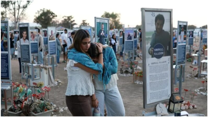 Los israelíes rinden homenaje a las víctimas del ataque hace tres años perpetrado por el movimiento islamista palestino Hamás, justo antes de unas elecciones marcadas por el recuerdo de la jornada más sangrienta desde la creación del Estado hebreo