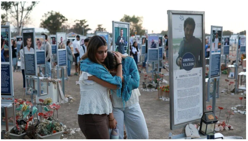 Los israelíes rinden homenaje a las víctimas del ataque hace tres años perpetrado por el movimiento islamista palestino Hamás, justo antes de unas elecciones marcadas por el recuerdo de la jornada más sangrienta desde la creación del Estado hebreo