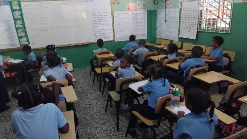 Más del 80 % de los estudiantes regresa a clases pese a filtraciones, grietas y goteras en escuela de cinco niveles de Herrera